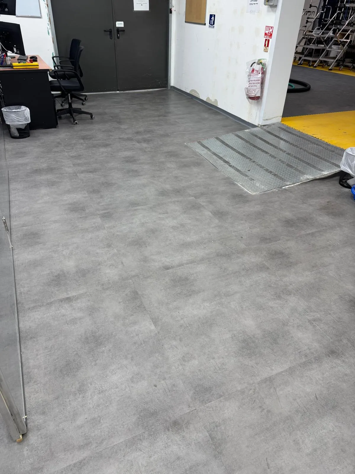 רצפת LVT דמוית עץ בסלון מודרני